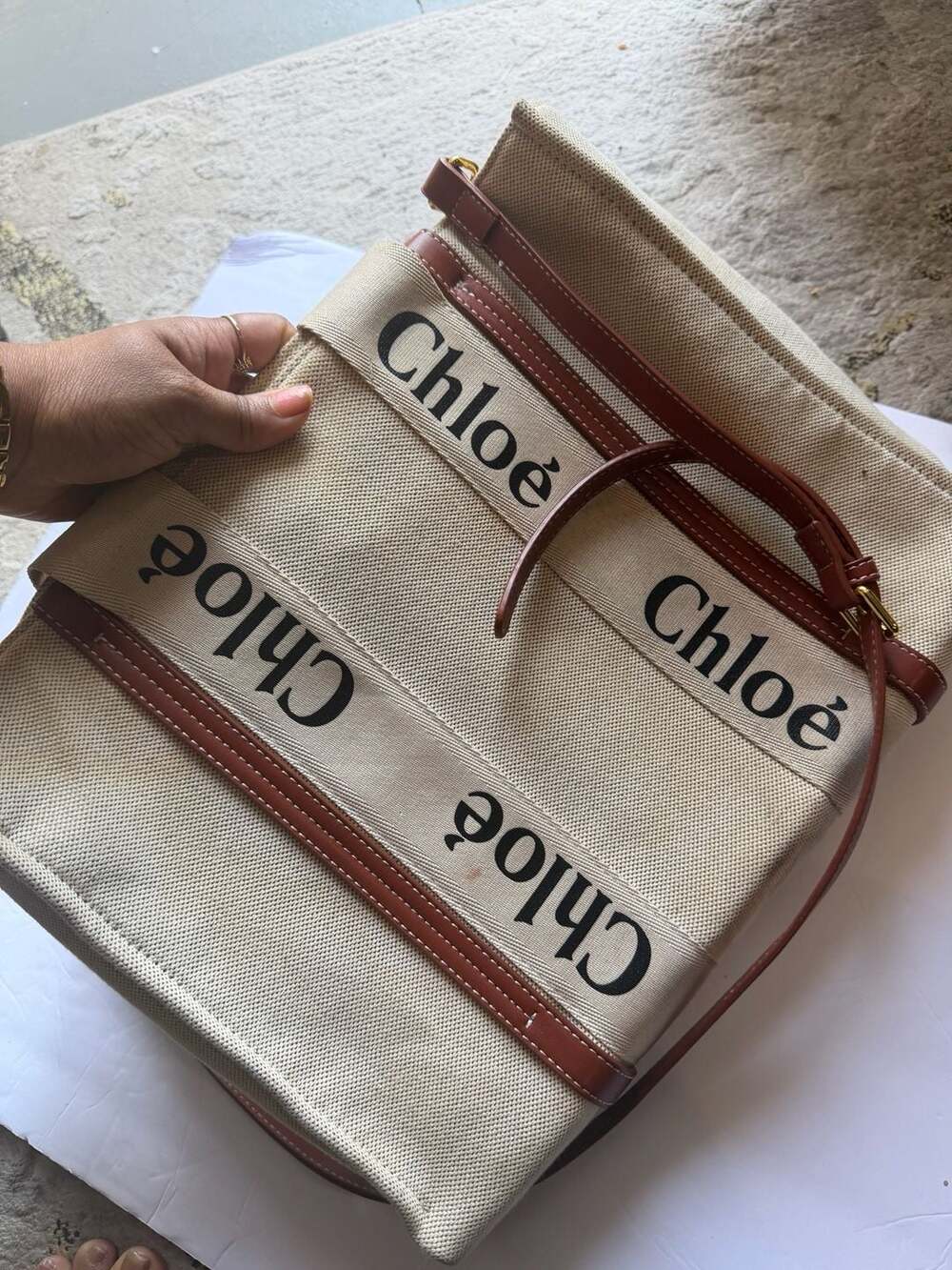 Chloé Medium Woody Tote Bag in Linen Canvas and Brown Leather - Picture 4 of 5